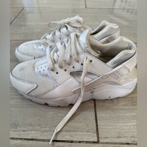 Nike huarache shoes size 7Y white